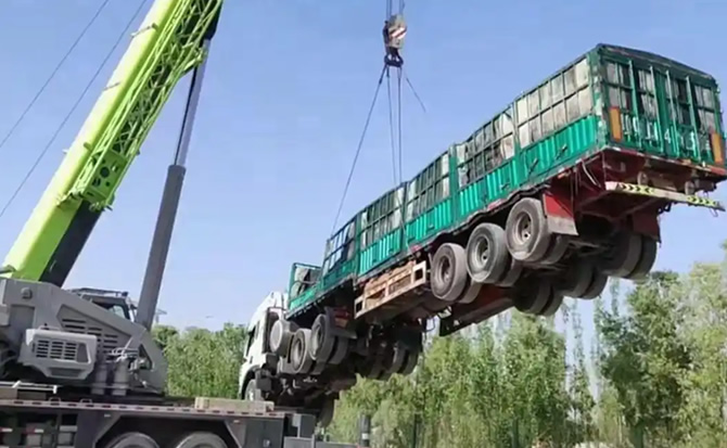 留坝道路脱困救援案例